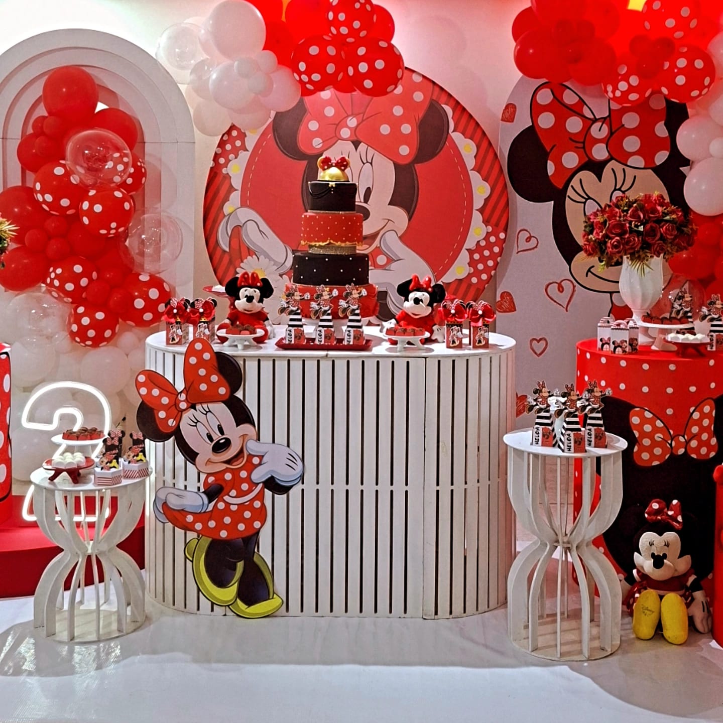 Decoração Minnie com bolo de andares
