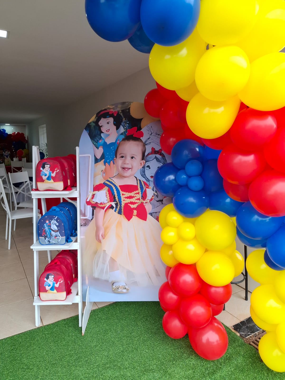 Aniversariante sorrindo fantasiada de Branca de Neve