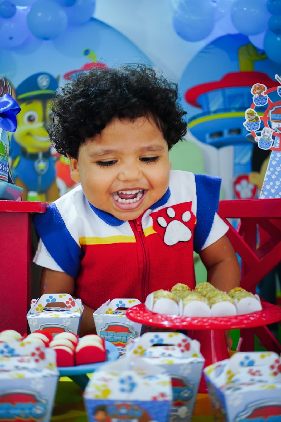 Criança feliz em festa no Castelo Kids